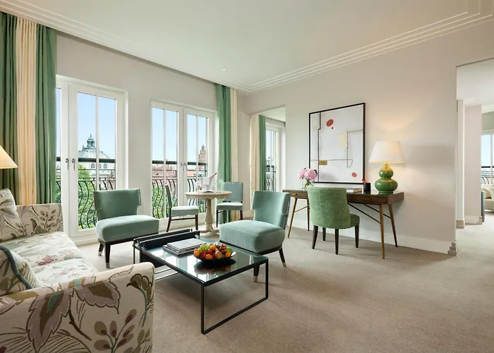 Rocco The Charles Отель